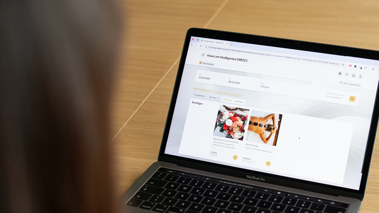 Frau nutzt DIRS21 PLUS am Handy