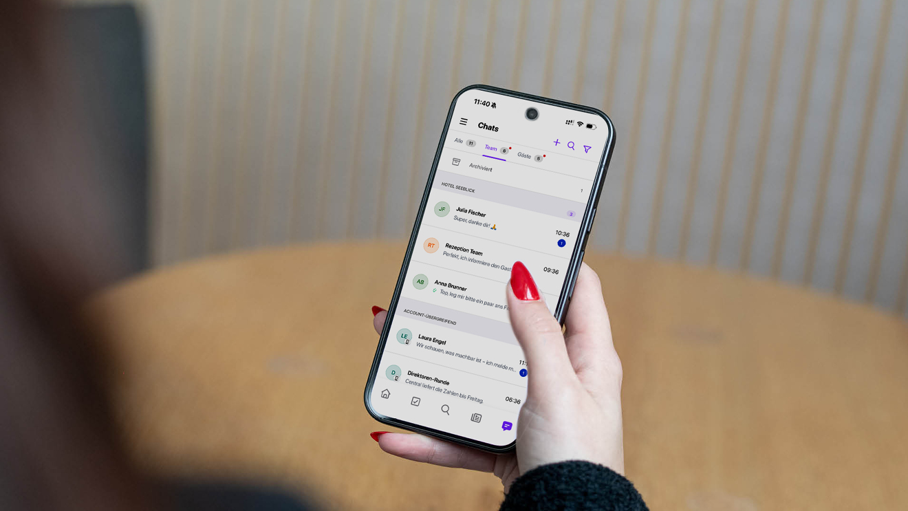 Frau nutzt DIRS21 PLUS am Handy