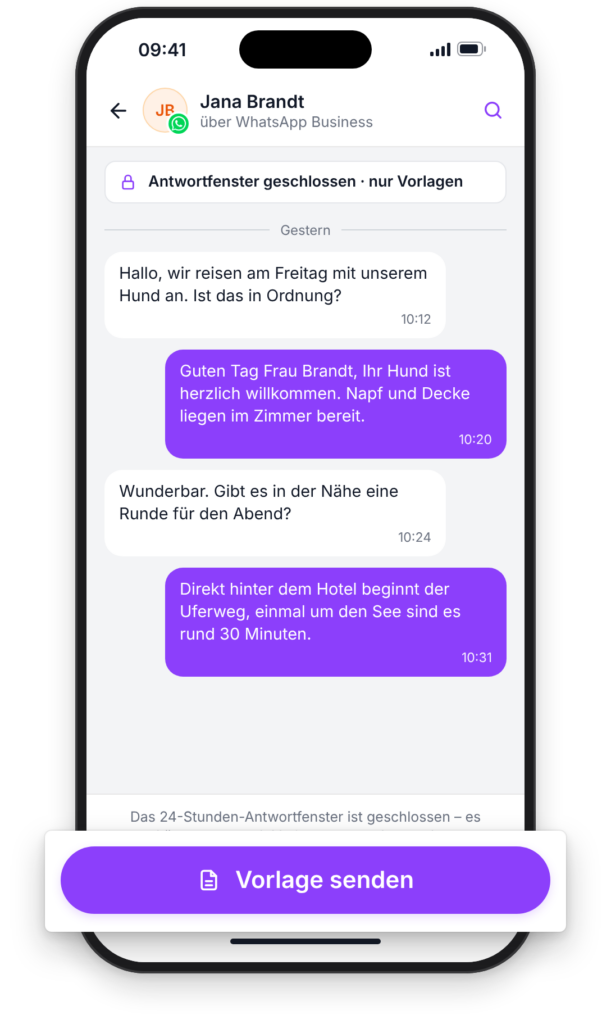 Chat in DIRS21 Live über WhatsApp Business: Ein Gast fragt, ob sie mit Hund anreisen kann, und nach einer Runde für den Abend. Das Hotel antwortet, dass Napf und Decke bereitliegen und der Uferweg direkt hinter dem Hotel beginnt. Das Antwortfenster ist inzwischen geschlossen, deshalb steht unten die Schaltfläche „Vorlage senden“.
