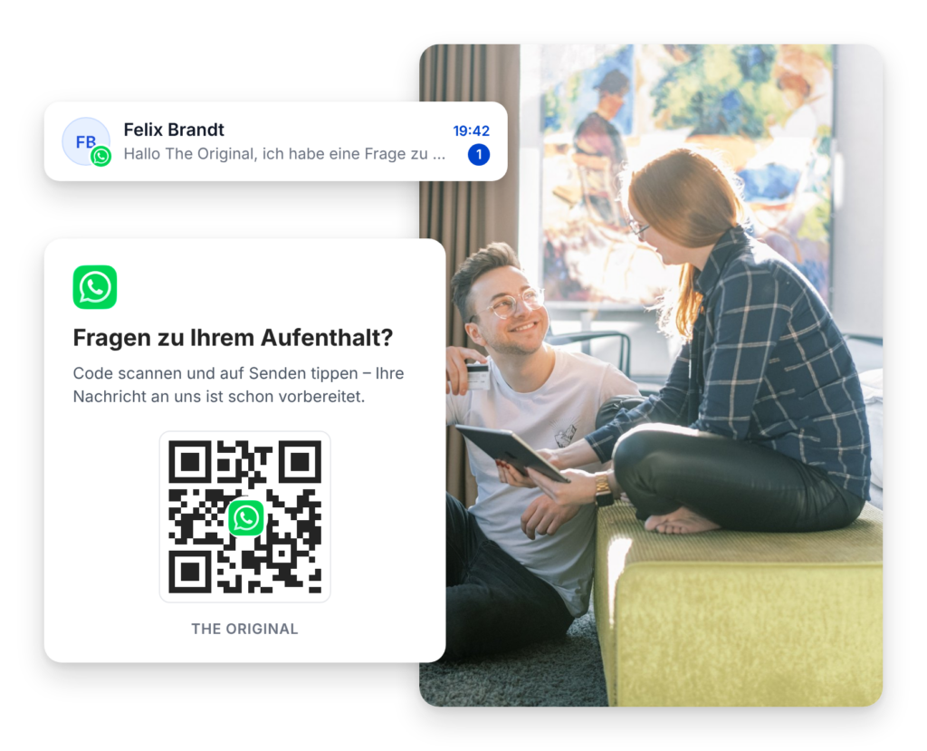 Aufsteller mit WhatsApp-QR-Code und dem Text „Fragen zu Ihrem Aufenthalt? Code scannen und auf Senden tippen, Ihre Nachricht an uns ist schon vorbereitet.“ Daneben ein Gast im Hotelzimmer und oben eine eingehende WhatsApp-Nachricht im Posteingang.